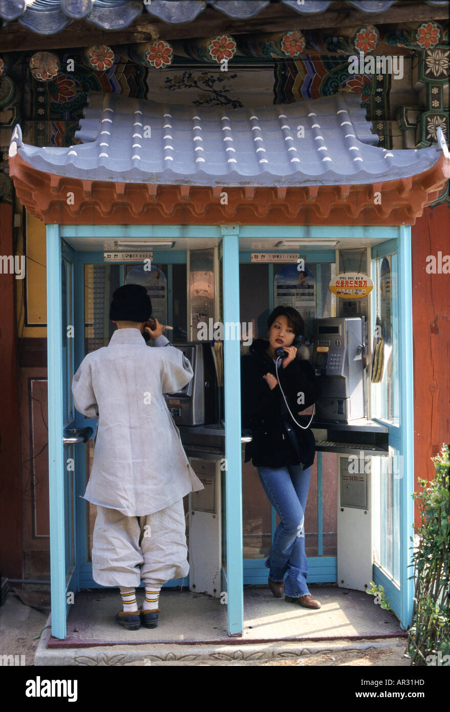 Monaco e la donna, cabina telefonica in Haein-sa monast, Haein-sa, Kayasan Parco Nazionale della Corea del Sud, Asia Foto Stock