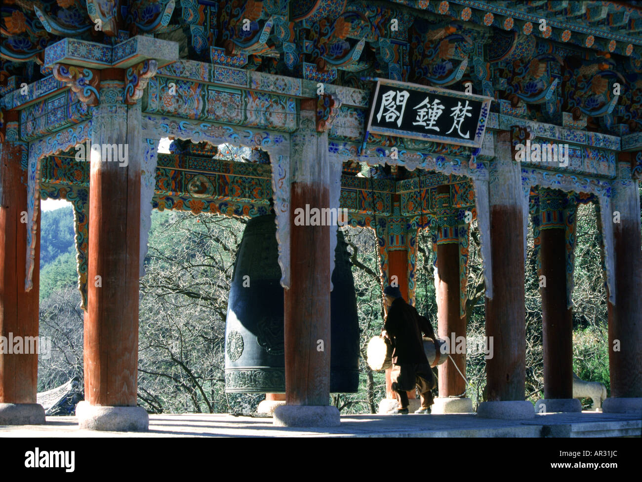 Monaco campanello squilla, Hwaom-sa monastero, Hwaom-sa, Corea del Sud Asia Foto Stock