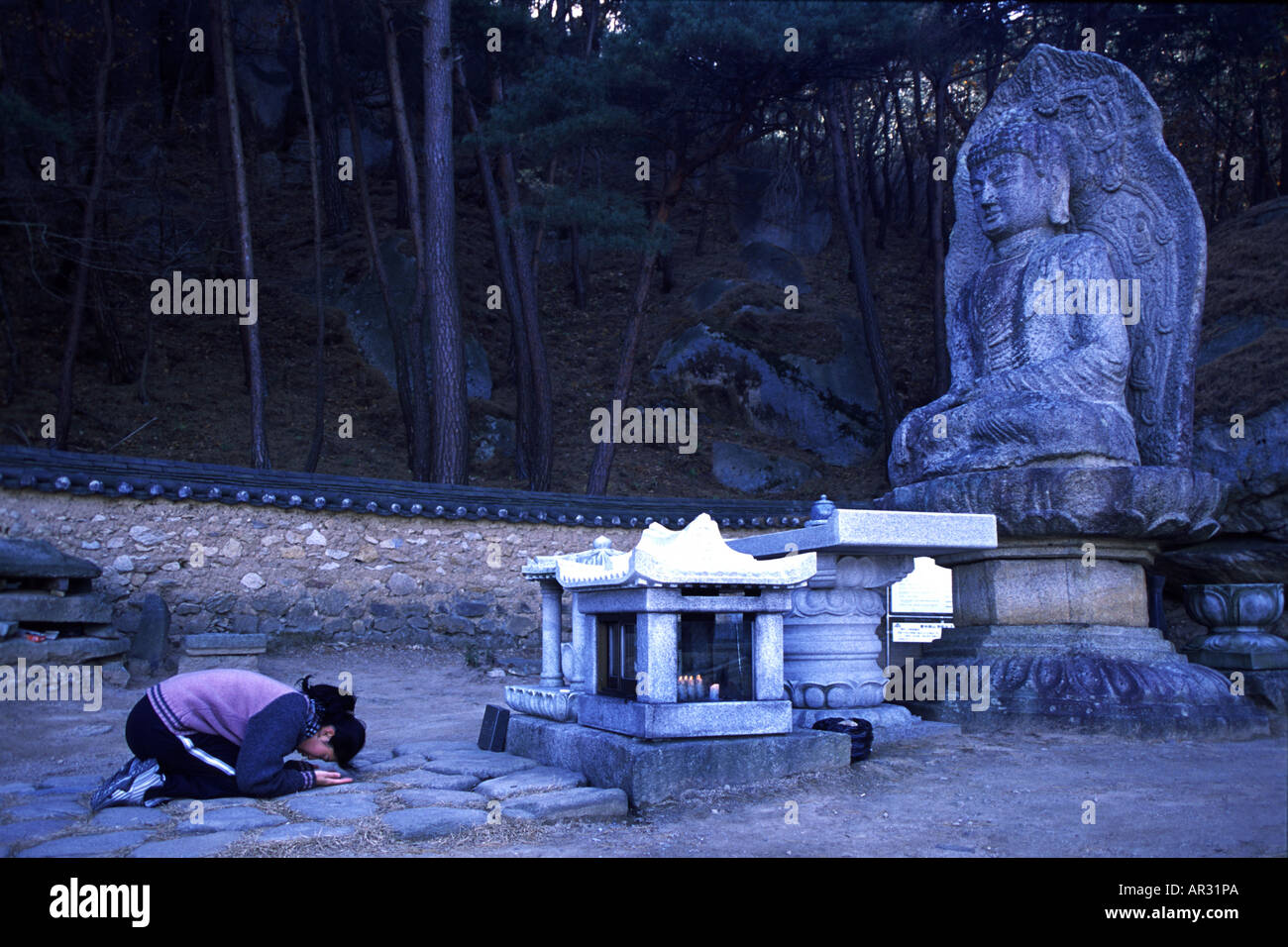 La preghiera, la statua del Buddha sulla Montagna di Namsan, Geongju, Geongju, Corea del Sud Asia Foto Stock