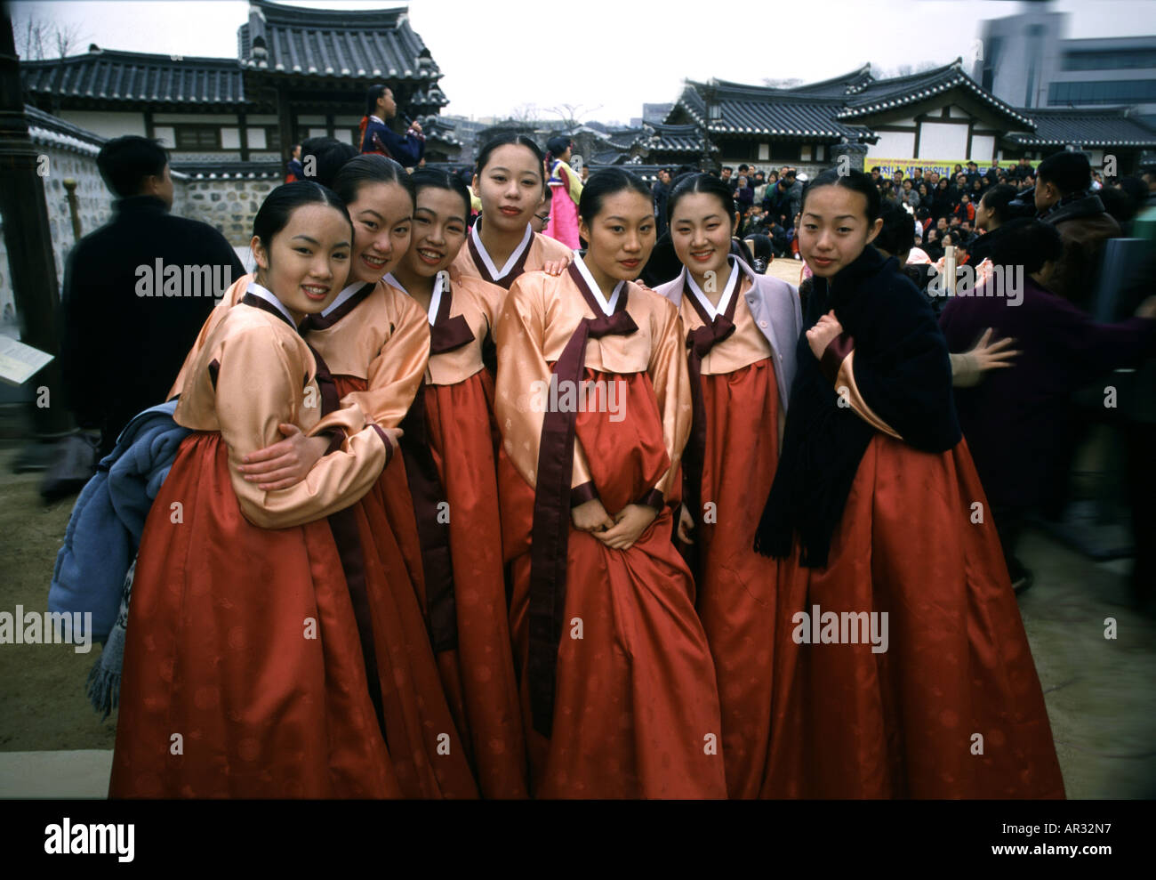 Le donne nel tradizionale costume coreano hanbok, Seoul, Corea del Sud Asia Foto Stock