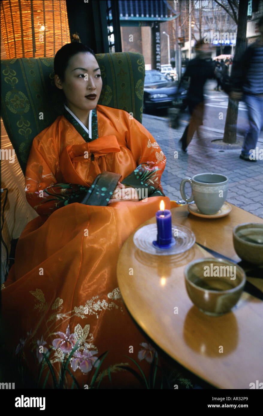 Donna che indossa coreana tradizionale costume Hanbok, Insadong Street, Seoul, Corea del Sud, Asia Foto Stock