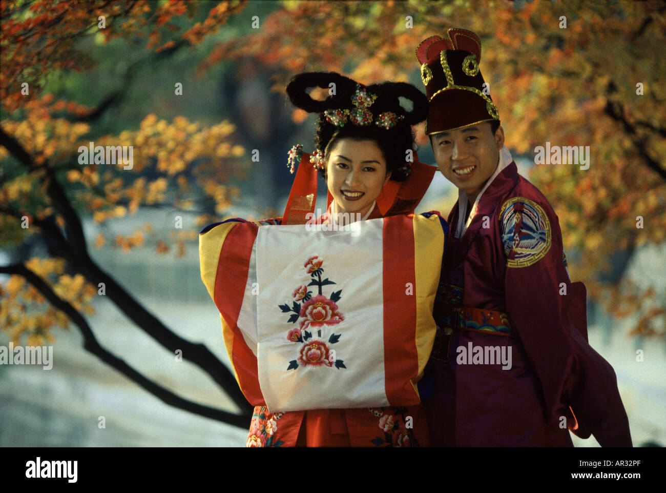 Sposi indossando il tradizionale coreano costumi, Kyo, Seoul, Corea del Sud Asia Foto Stock