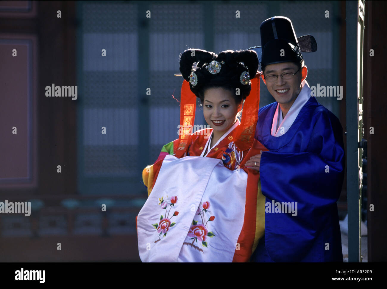Coppie in viaggio di nozze nei tradizionali costumi Coreani, Kyo, Seoul, Corea del Sud Asia Foto Stock