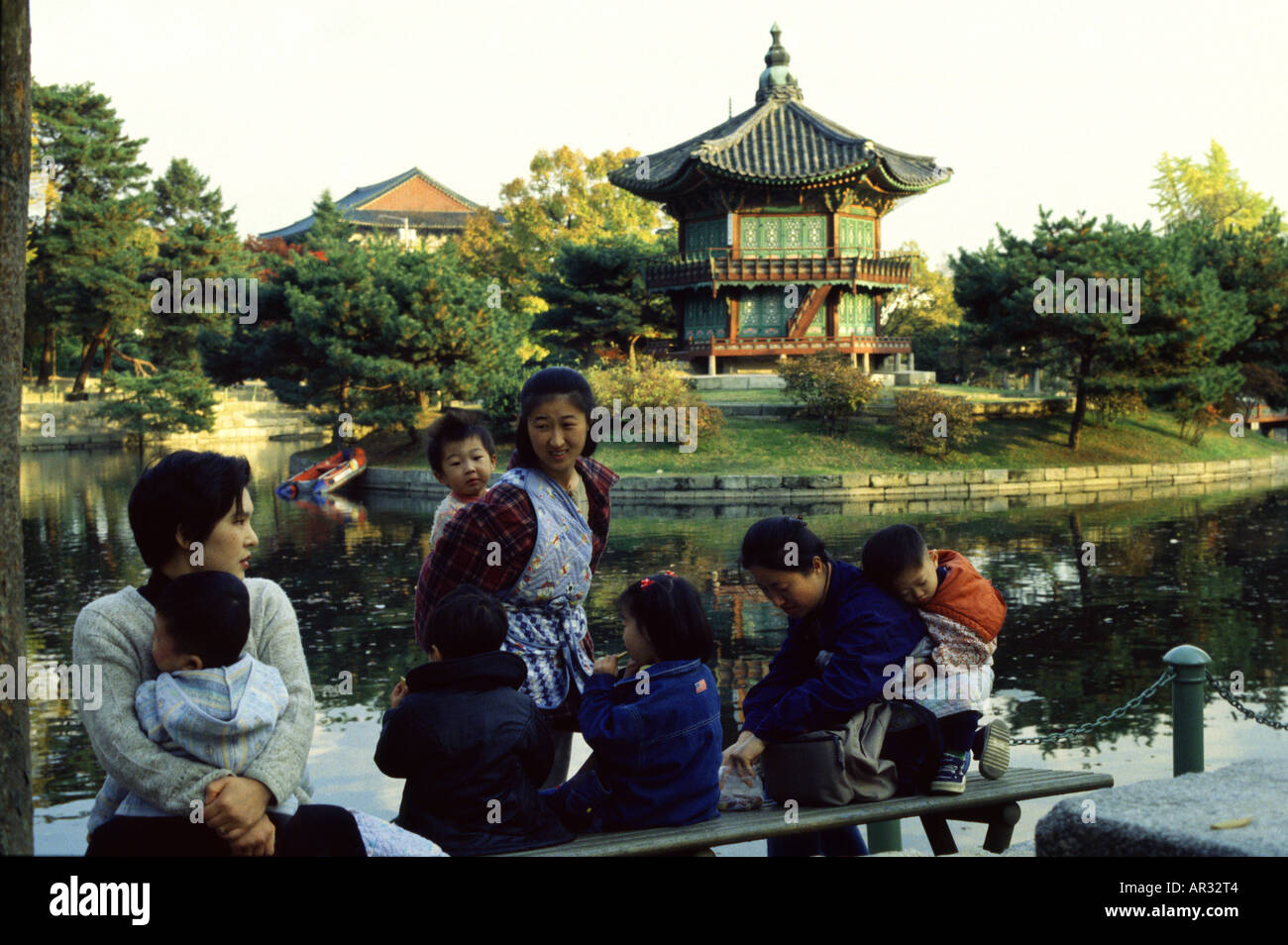 Le madri, Hyang-Wonyong-pavilion nel parco di Kyongbo, Seoul, Corea del Sud Asia Foto Stock