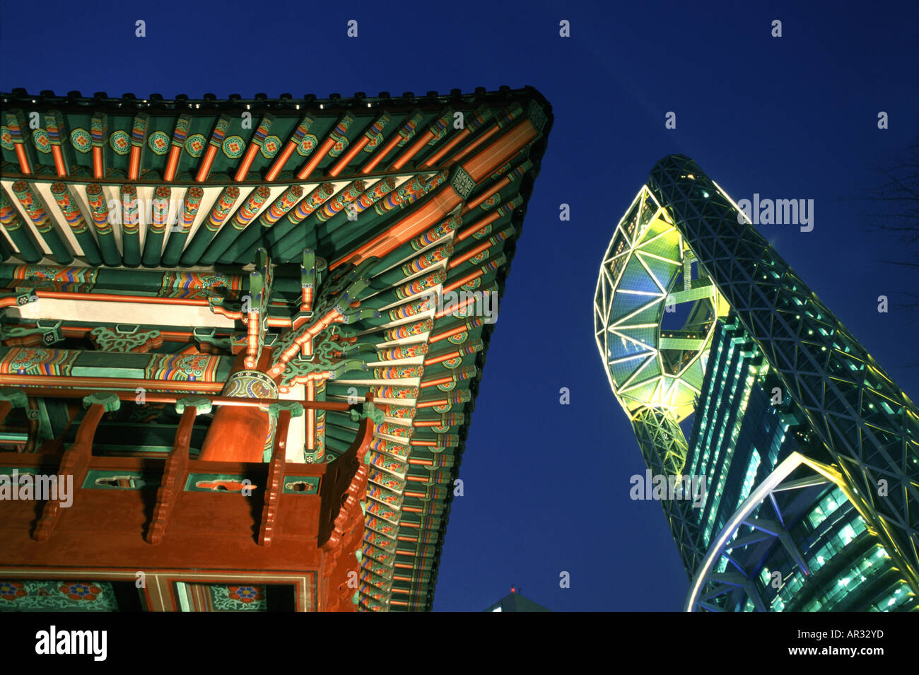 Tetto del tempio accanto al moderno ed alto edificio di notte, Millenium Plaza, Seoul, Corea del Sud, Asia Foto Stock