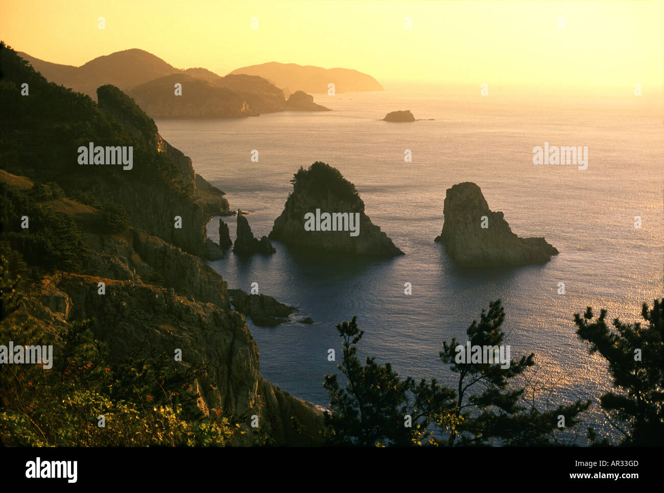 Vista in Yokchi-do isola al mare cinese al tramonto, Corea del Sud, Asia Foto Stock
