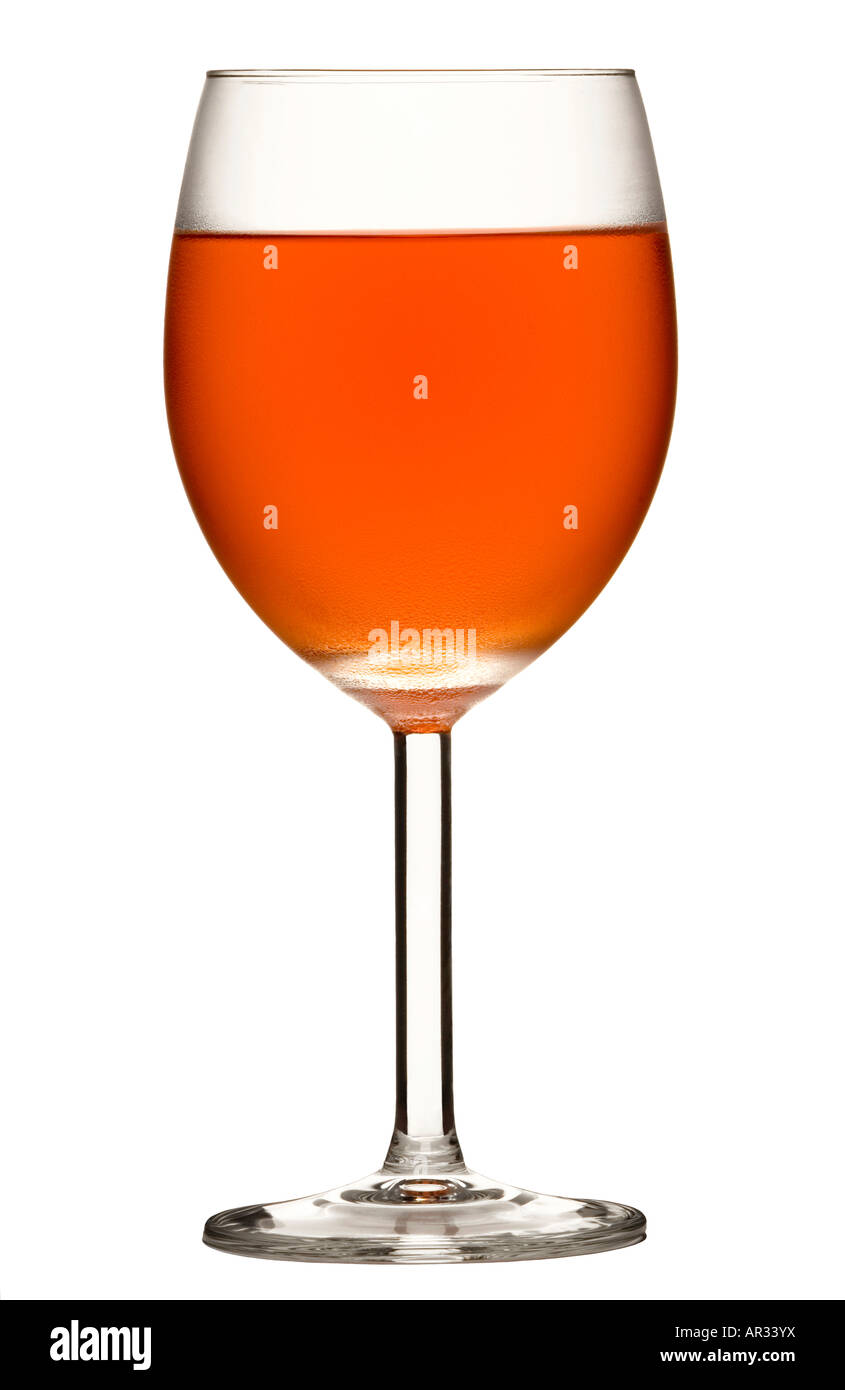 Bicchiere di fresco vino rosato SHOT IN STUDIO , fondo tagliato Foto Stock