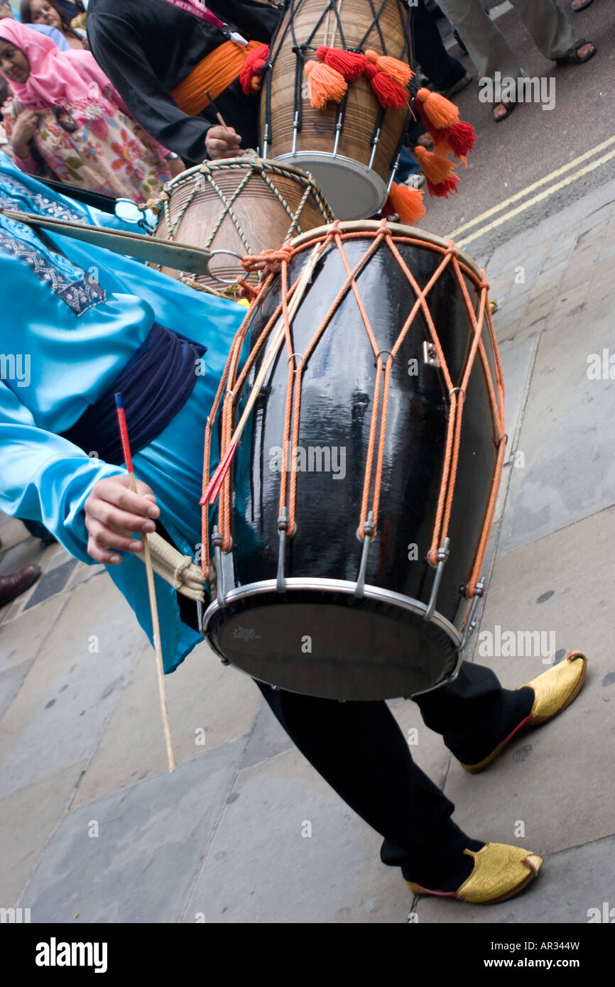 Dhol tamburo indiano giocando bhangra beats musica Foto Stock