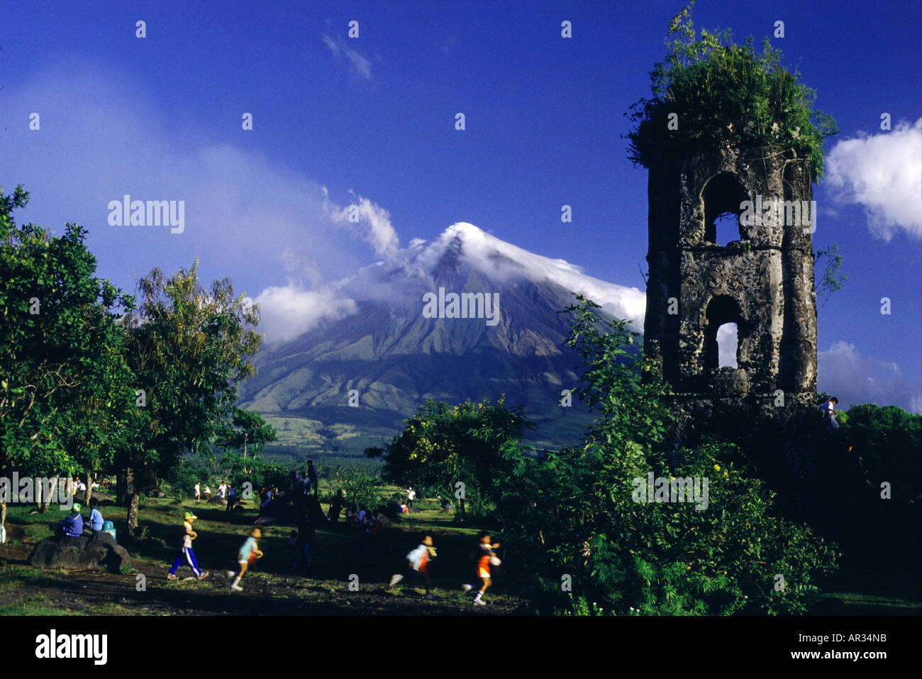 Rovine della chiesa Cagsawa, vulcano Mayon, Legazpi, isola di Luzon nelle Filippine Foto Stock