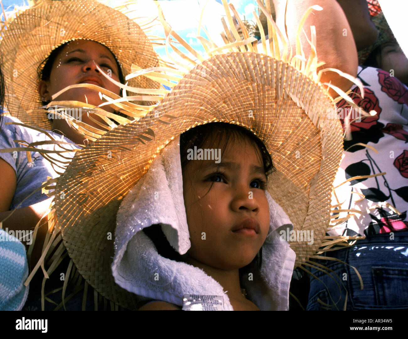 Ragazza guardando Sinulog festival, Cebu City, isola di Cebu Filippine Foto Stock