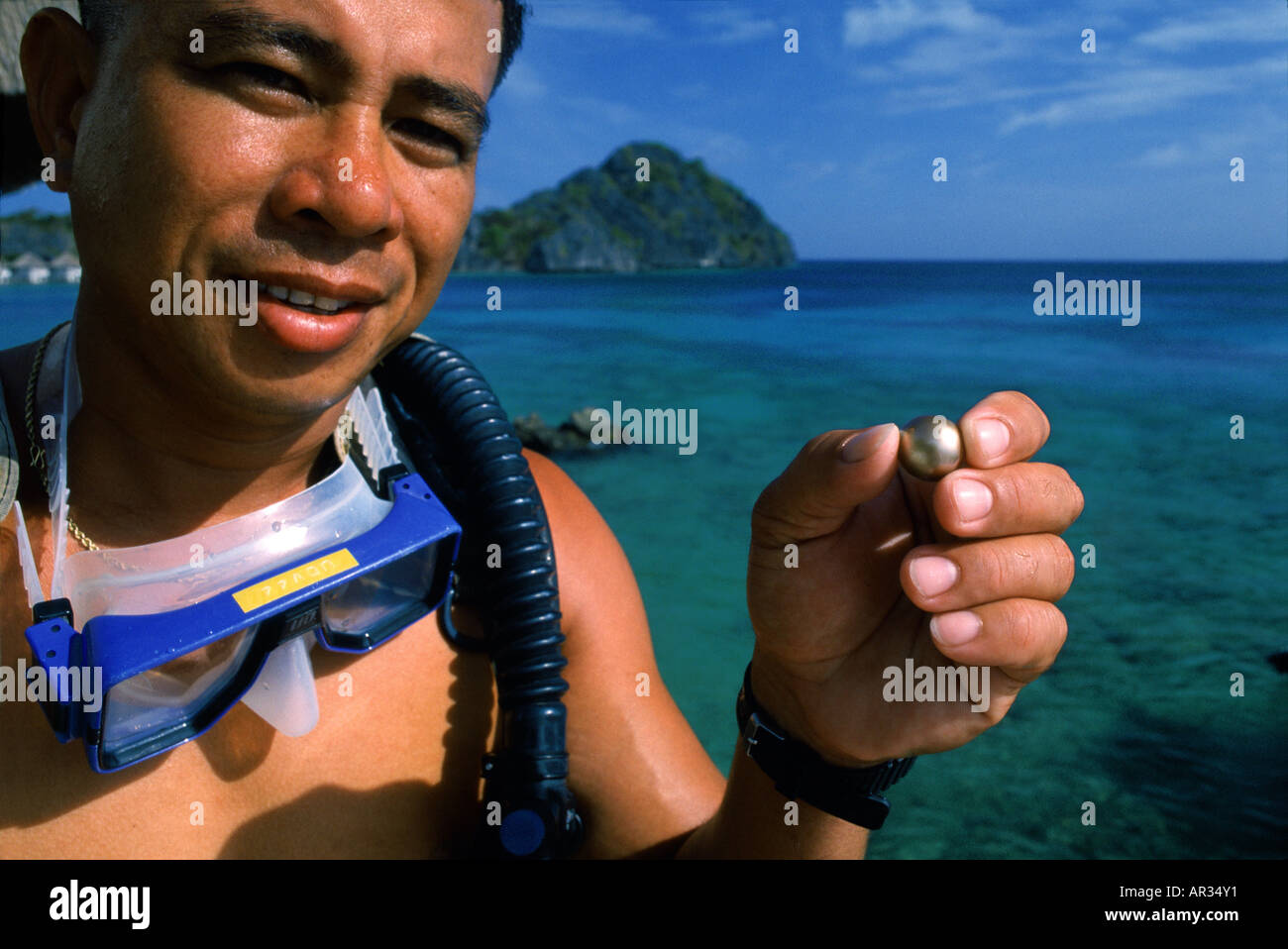 Pearl Diver con perla, isola di Palawan, Filippine Foto Stock