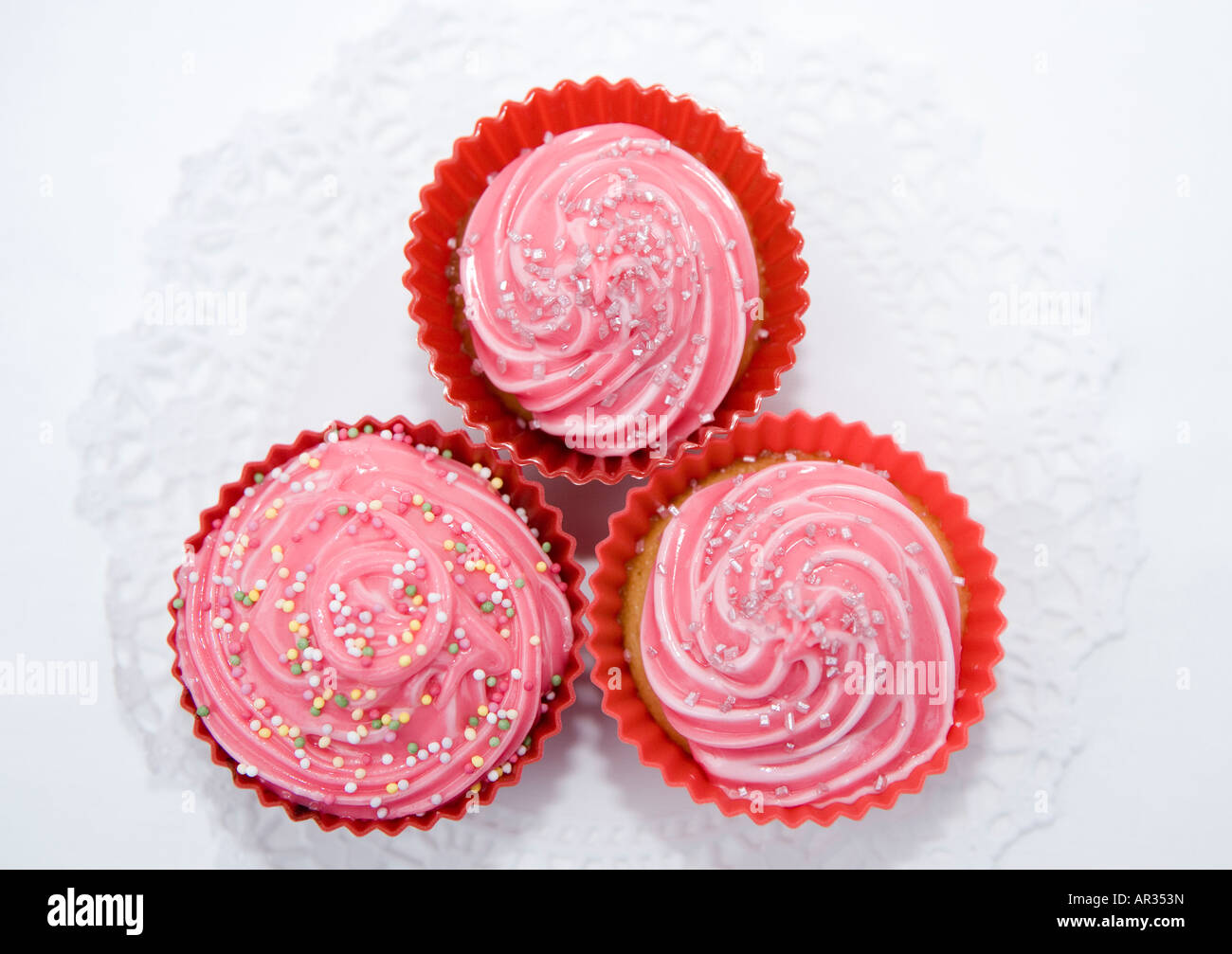 Home coppa cotta dolci (o torta di fata) - torte a base di pan di Spagna con Rosa ghiaccio fondente servita su sfondo bianco Foto Stock
