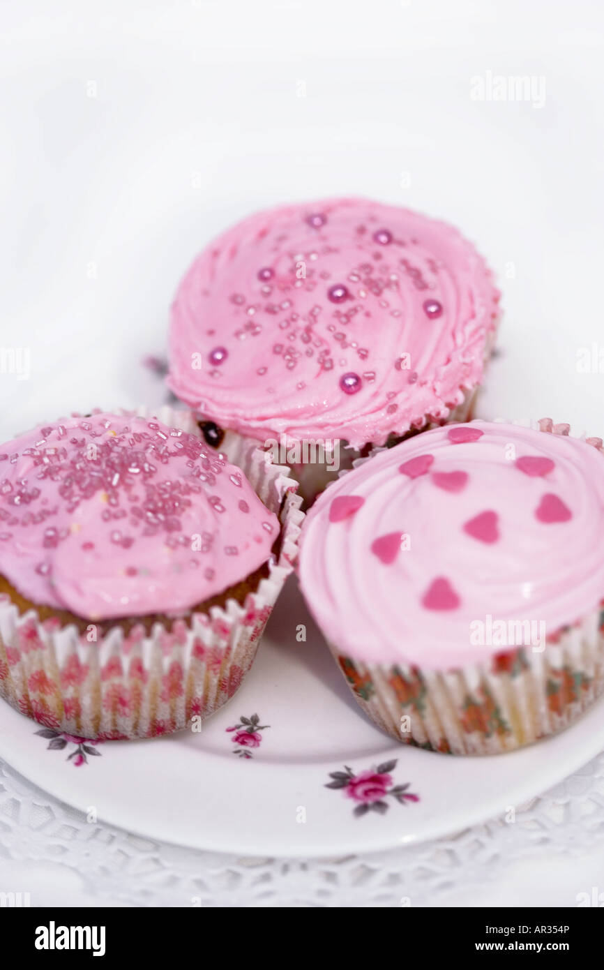 Home coppa cotta dolci (o torta di fata) - torte a base di pan di Spagna con Rosa ghiaccio fondente servita su un vintage cina piastra. Foto Stock