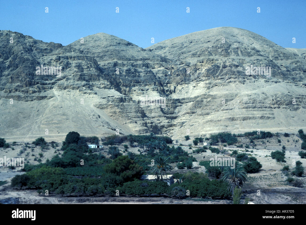 Monte di tentazione dove Cristo fu tentato dal Diavolo per 40 giorni. Si affaccia sulla città di Gerico. Foto Stock