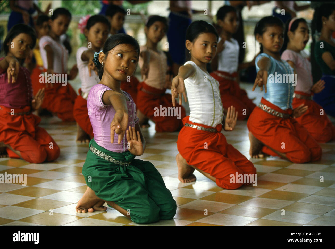 Le ragazze del tempio di apprendimento della danza presso la Royal Academy of Performing, Phnom Penh, Cambogia, Asia Foto Stock