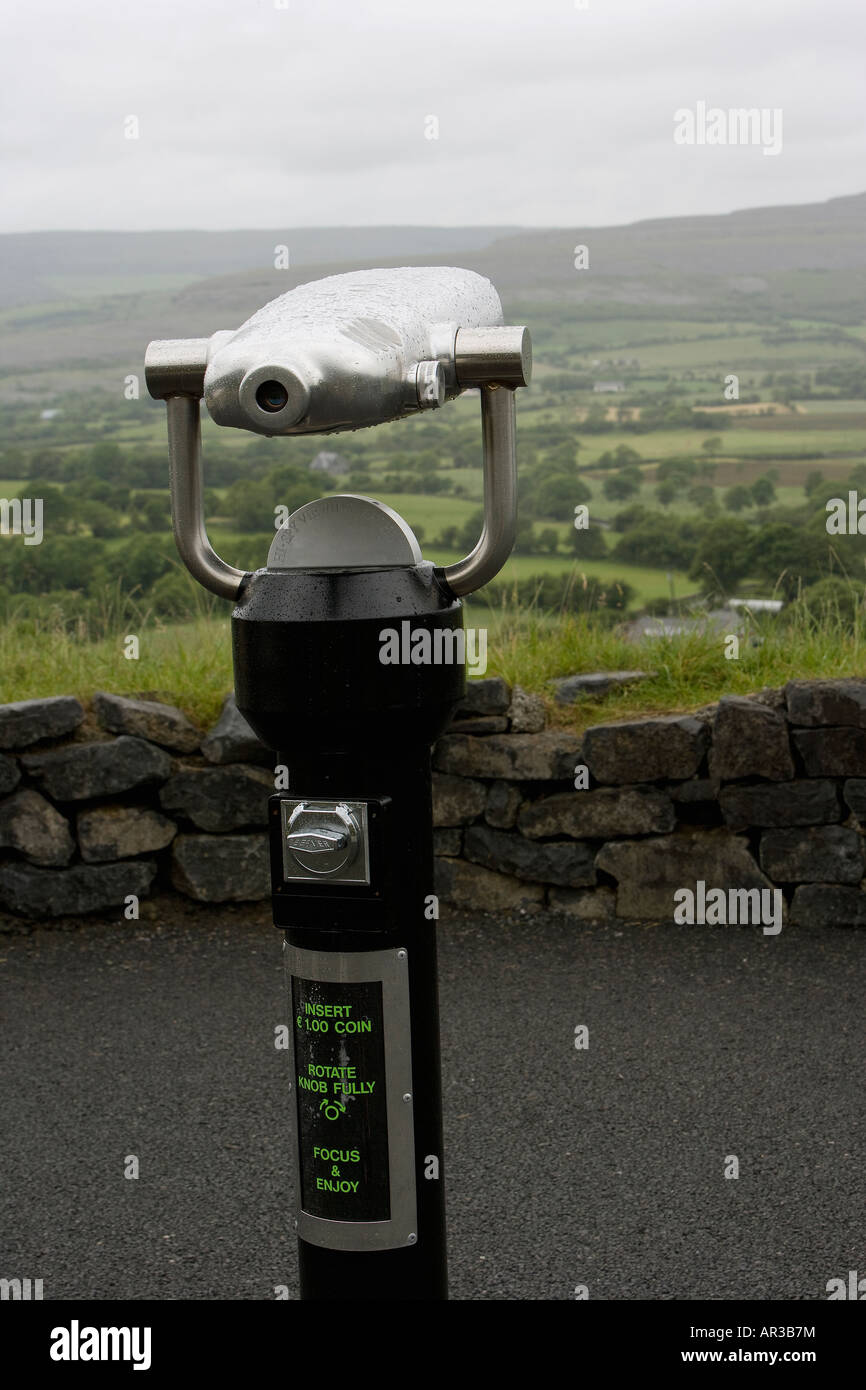 A gettone mirino affacciato sulla campagna irlandese. Foto Stock