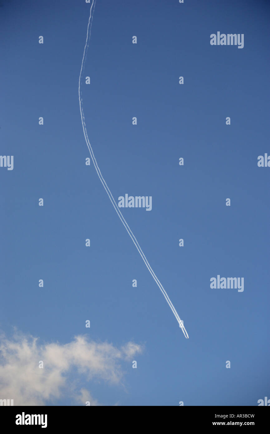 In aereo in alto nel cielo con un sentiero di vapore Foto Stock