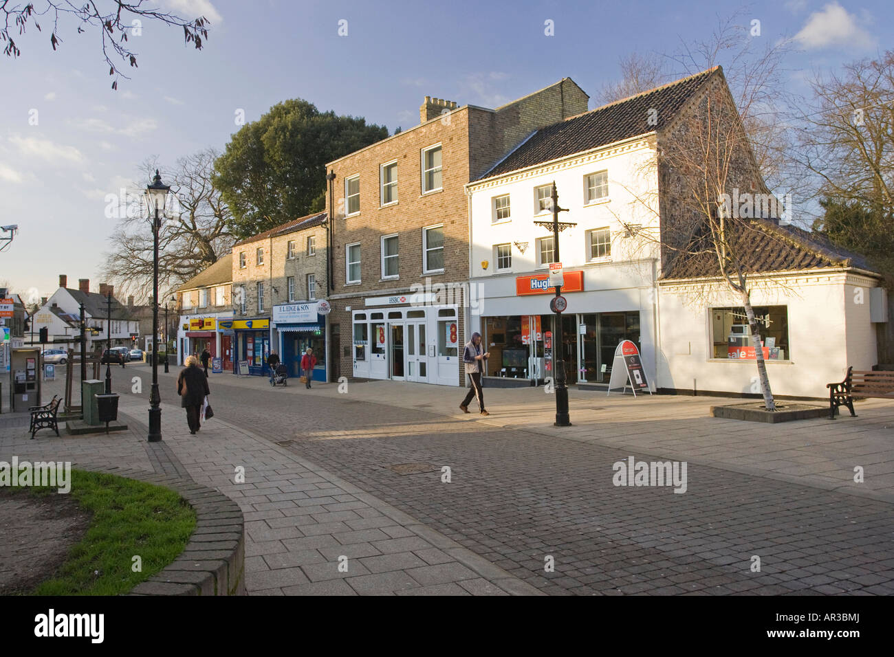 Negozi King Street, la principale via dello shopping highstreet in Thetford, Norfolk, Regno Unito Foto Stock