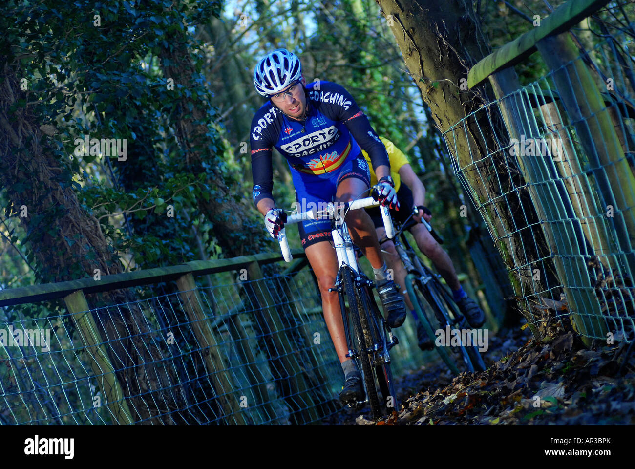 Pic martin phelps 26 11 06 chippenham ciclocross cross esecuzione evento organizzato da chippenham wheelers a Castle Combe circuito racing Foto Stock