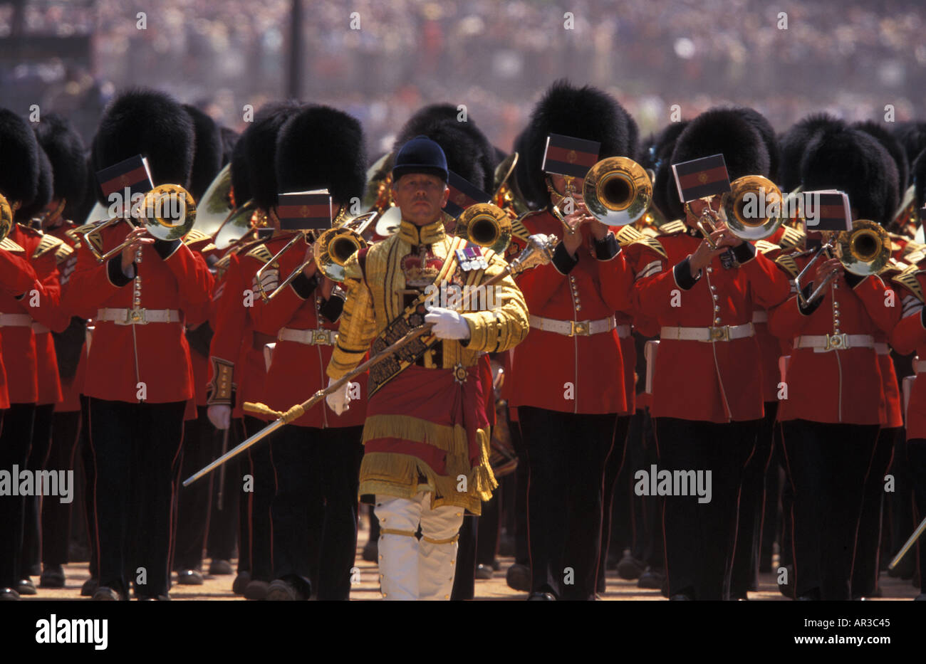 Protezioni ammassato bande a il Trooping della cerimonia di colore il Mall London Inghilterra England Regno Unito Foto Stock