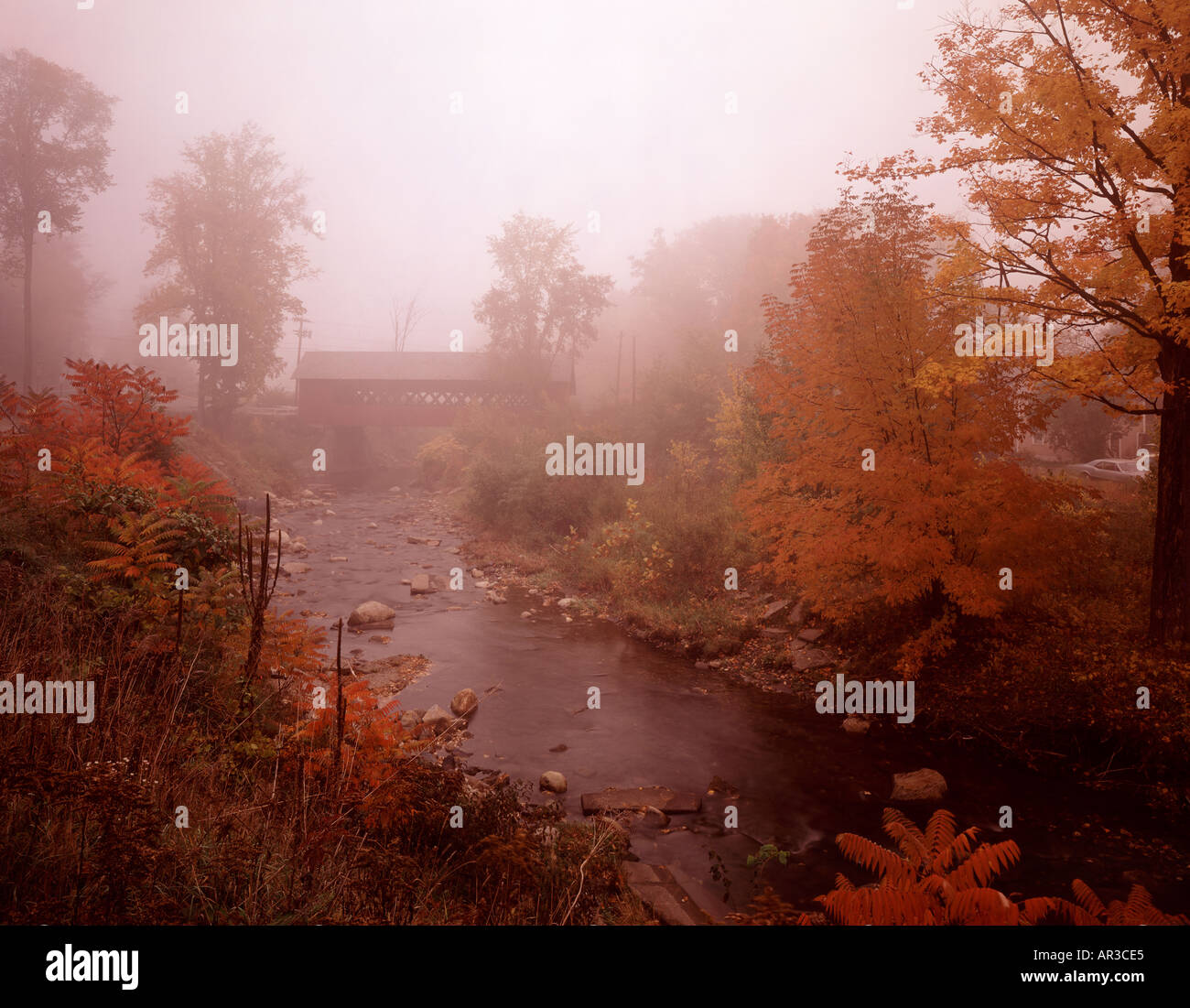 Brattleboro Vermont USA ponte coperto nella nebbia Foto Stock
