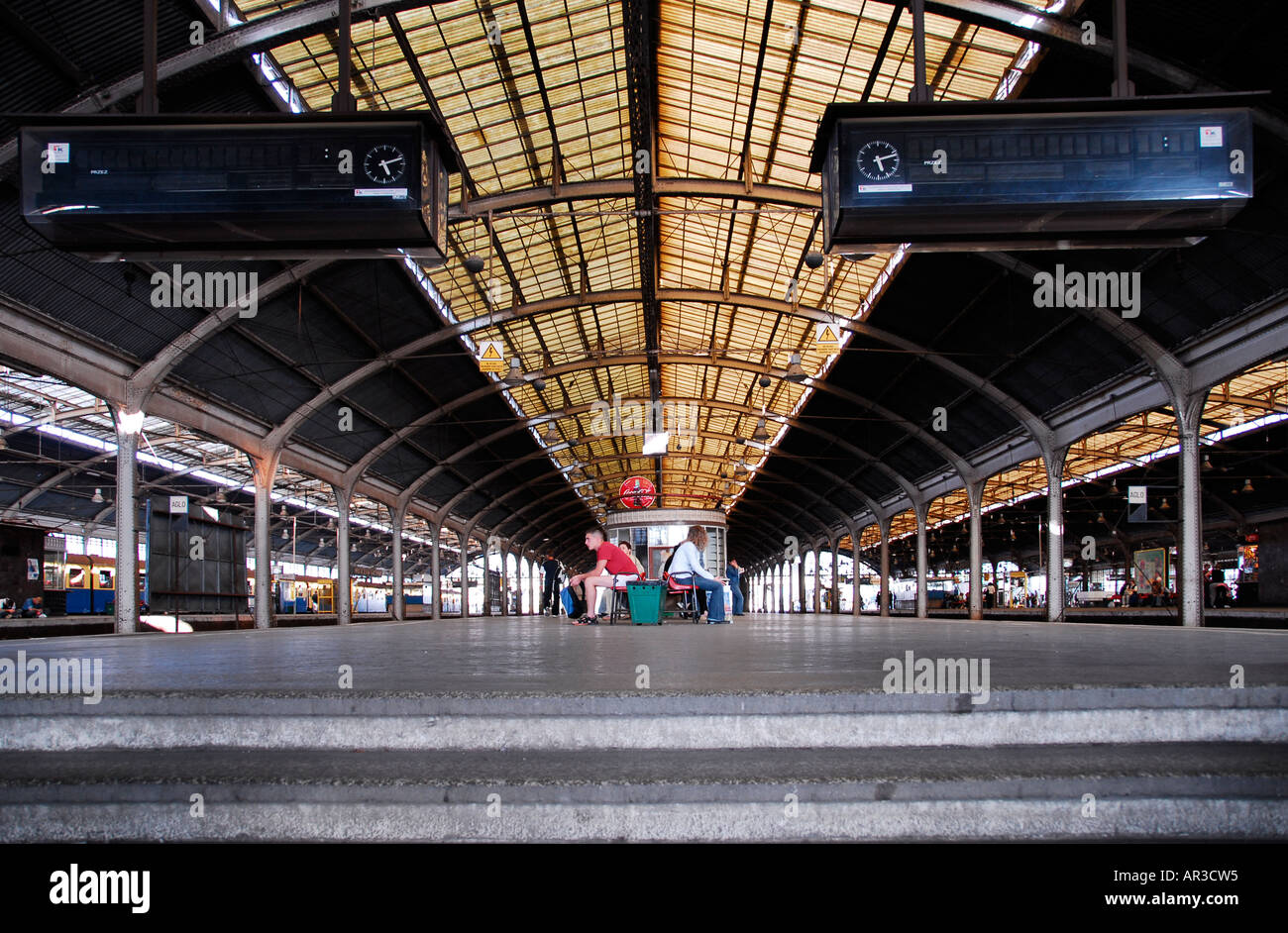 Wraclaw stazione ferroviaria piattaforma ripresa a livello del suolo con i passeggeri in attesa di treni Foto Stock