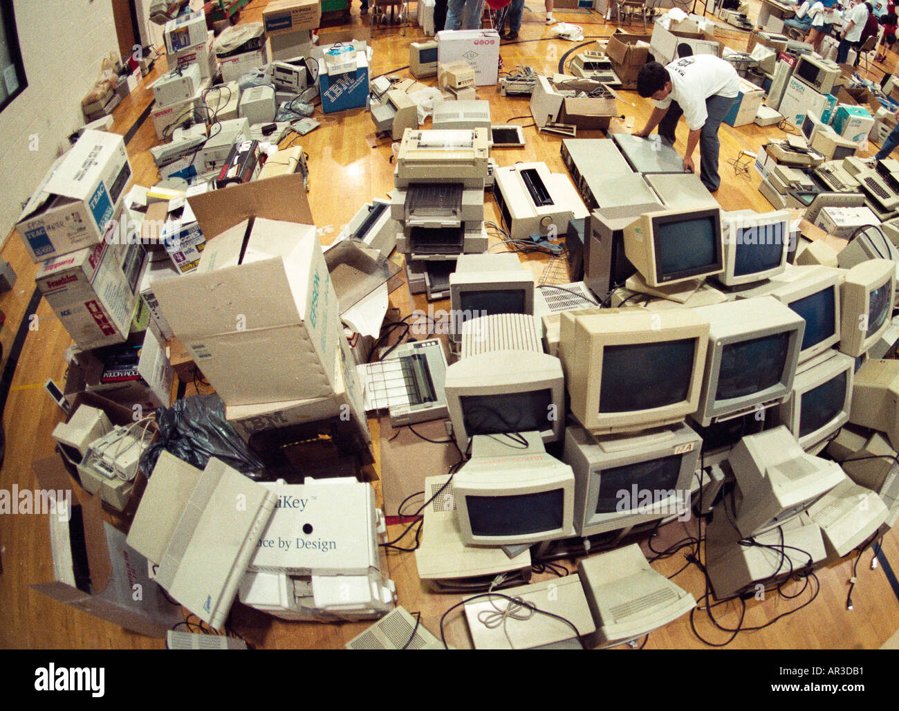 Un tecnico del centro di riciclaggio è mostrato in una scuola negli Stati Uniti Foto Stock
