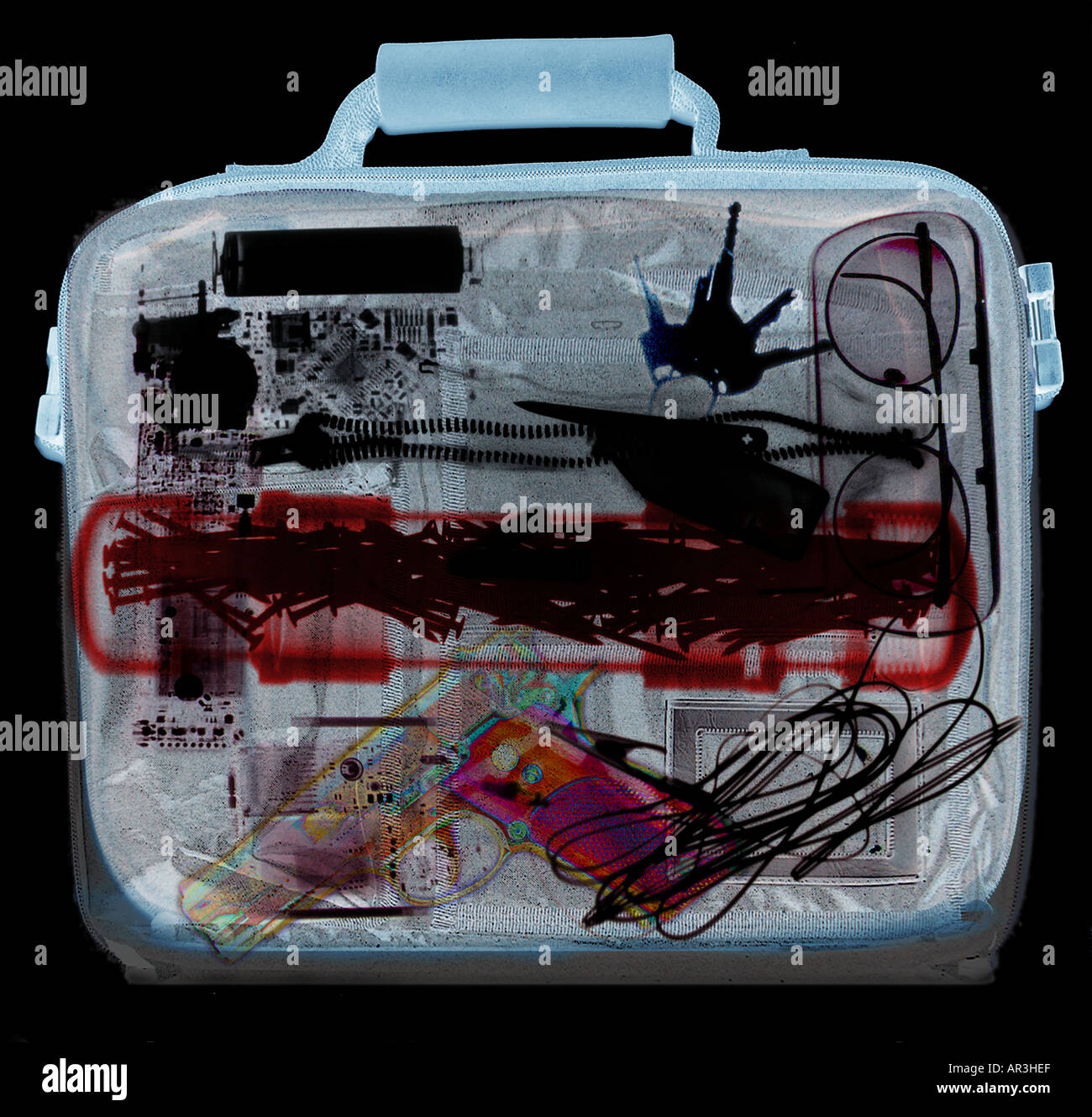 Simulazione di controlli di sicurezza in aeroporto a raggi X che mostra una valigetta contenente una Smith e Wesson 9mm pistola Foto Stock