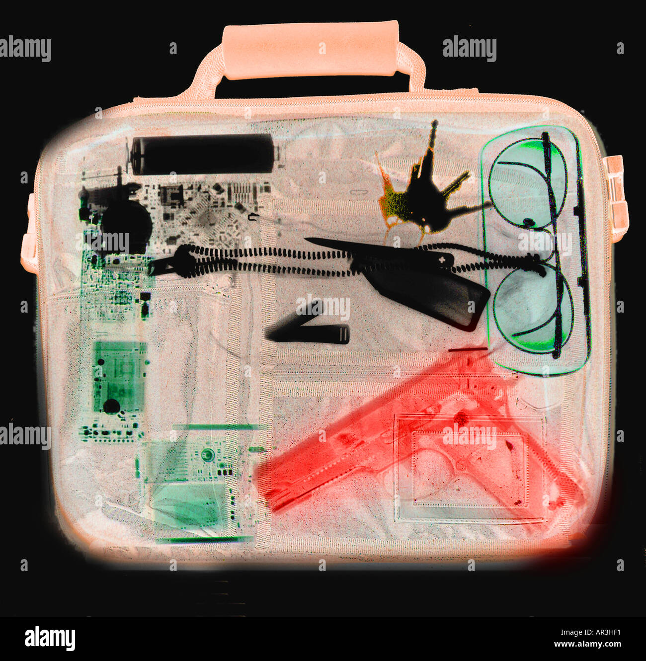 Simulazione di controlli di sicurezza in aeroporto a raggi X che mostra una valigetta contenente una Smith e Wesson 9mm pistola Foto Stock