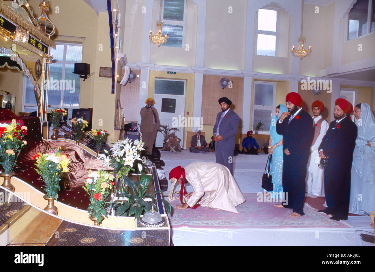 La religione sikh Wedding - lo sposo in arrivo & Inchinandosi prima Granth Gurdwara centrale Shepherds Bush London Inghilterra England Foto Stock