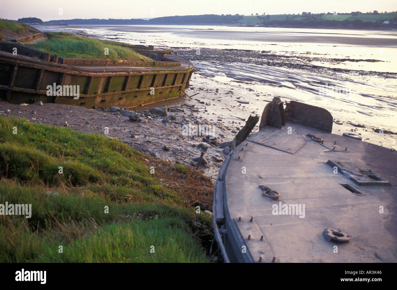 Fiume Severn vicino a nitidezza, Glos. Vecchi barconi a massa per prevenire fenomeni di erosione della banca di fiume Foto Stock
