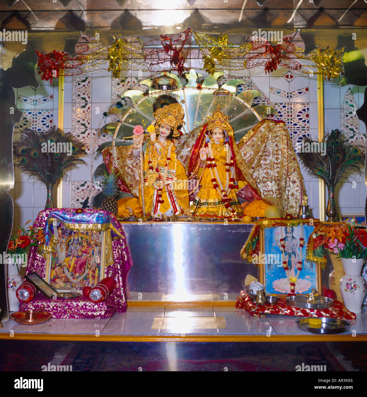 Bradford Yorkshire Inghilterra Tempio Krishna Krishna e Radha cibo sull altare Foto Stock