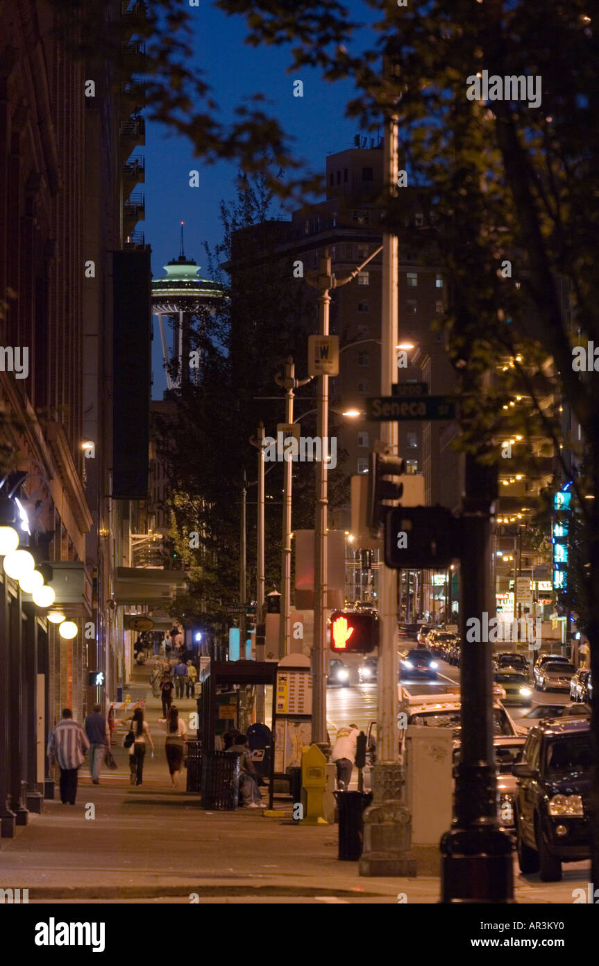 Il Seattle Space Needle è visto alla fine della Seconda Avenue in una serata estiva Foto Stock