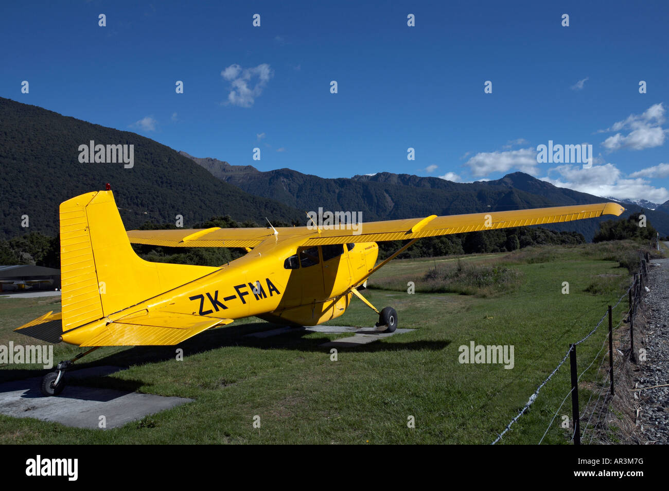 Cessna aereo pronto a prendere la gente su un volo panoramico, come parte della Siberia esperienza, Makarora, Isola del Sud, Nuova Zelanda Foto Stock