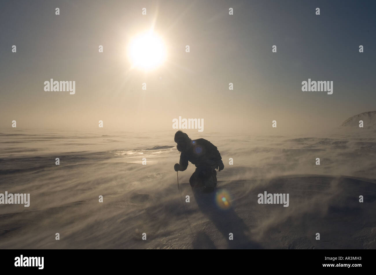 Guida inupiat Jack tagli Kayotuk un blocco di ghiaccio durante tempeste lungo la costa artica Artico Orientale National Wildlife Refuge AK Foto Stock