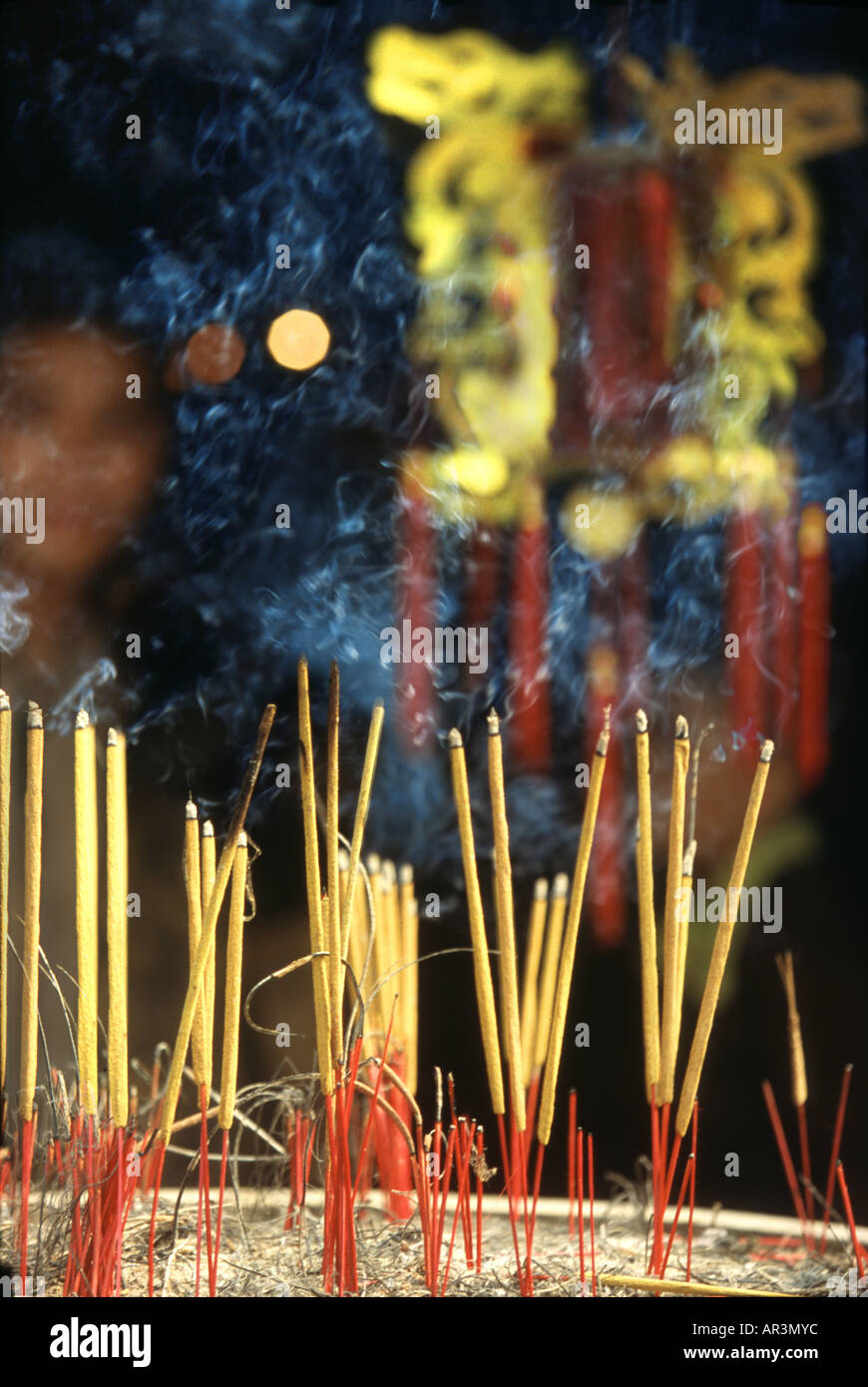 Bastoncini di incenso a Tran-Quoc-pagoda, Hanoi, Vietnam Asia Foto Stock