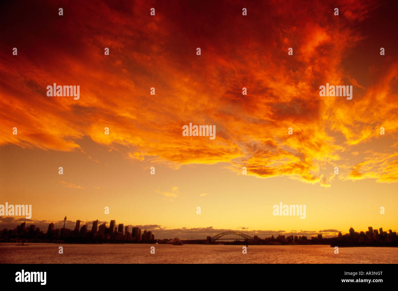 Bagliore arancione del tramonto sul Porto di Sydney e da Bradley nella testa con Opera House di Sydney e il Sydney Harbour Bridge distanza Foto Stock