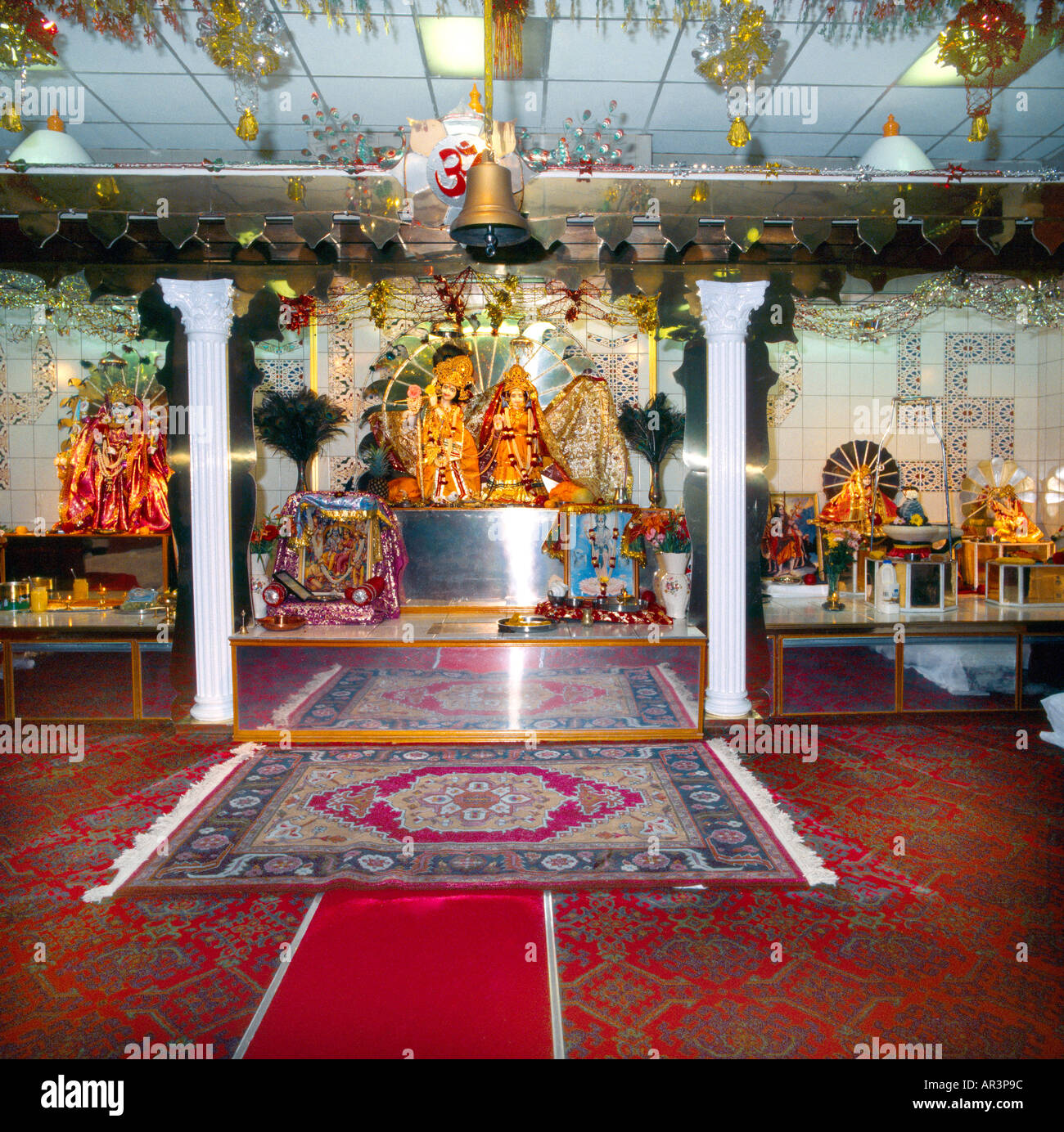 Krishna e Radha il tempio Krishna Bradford Offerte mostrando Sanctum divinità e Bell Foto Stock