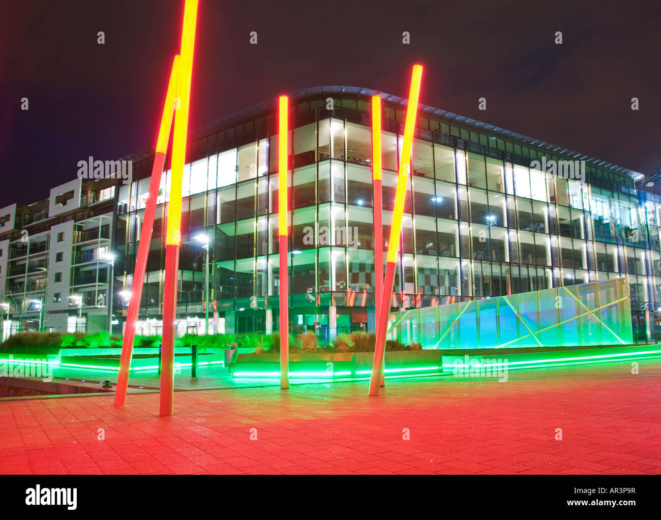 La facciata in vetro con delle moderne nuovi uffici di notte tempo. Situato presso il Grand Canal dock in Dublino è rigenerata area Docklands. Foto Stock