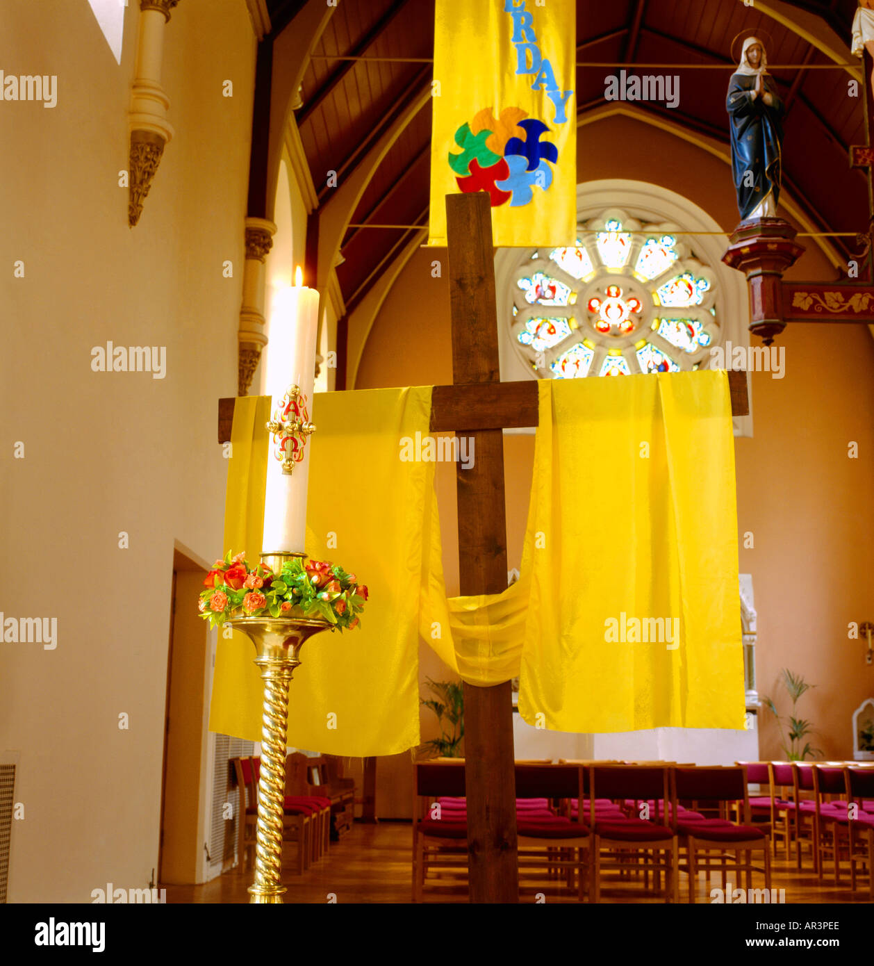San Giuseppe Chiesa Roehampton Cero pasquale & semplice croce di legno Foto Stock