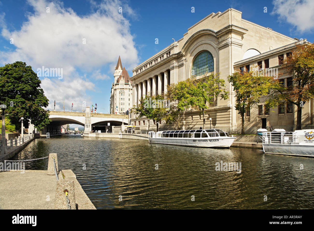 Tour barche ormeggiate sul Canale Rideau in Ottawa, Ontario in Canada. Foto Stock