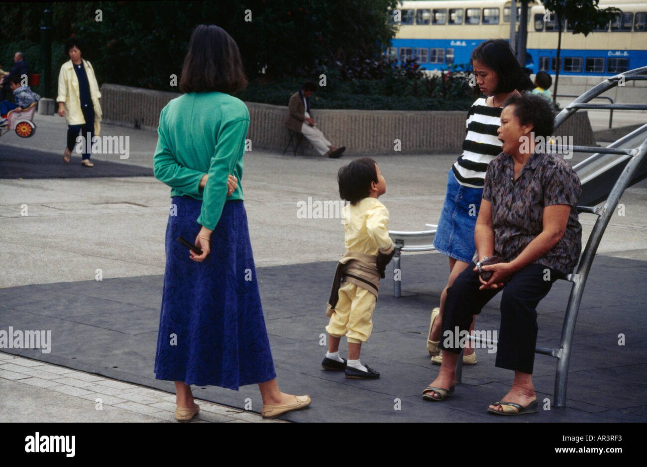 Il porto di Aberdeen Hong Kong bambino che gioca con il bambino Minder Foto Stock