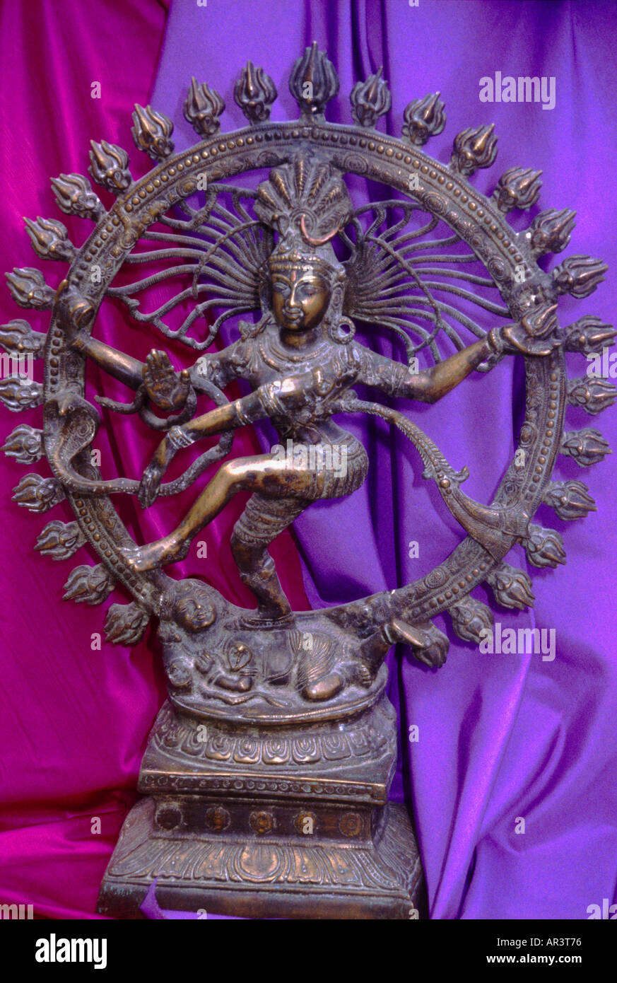 Bronzo seta Shiva Background - Nataraja Dancing in anello di fuoco danza cosmica Foto Stock