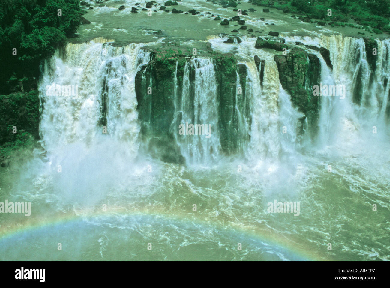 Panoramica del sito del Patrimonio Mondiale, l'Iguassu Falls, e Rainbow, Brasile Foto Stock