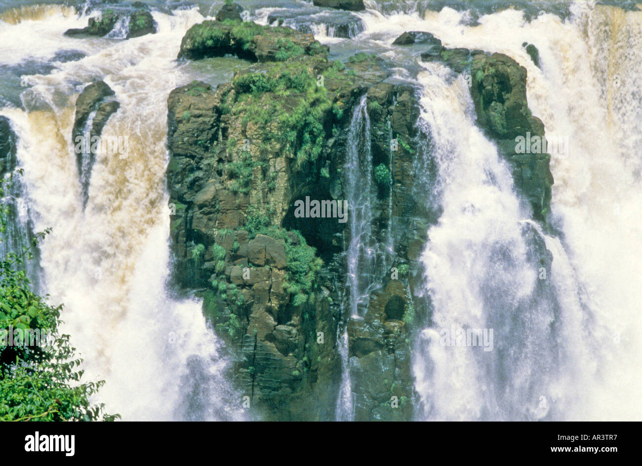La potenza di Iguassu Falls, Sito del Patrimonio Mondiale, Brasile Foto Stock