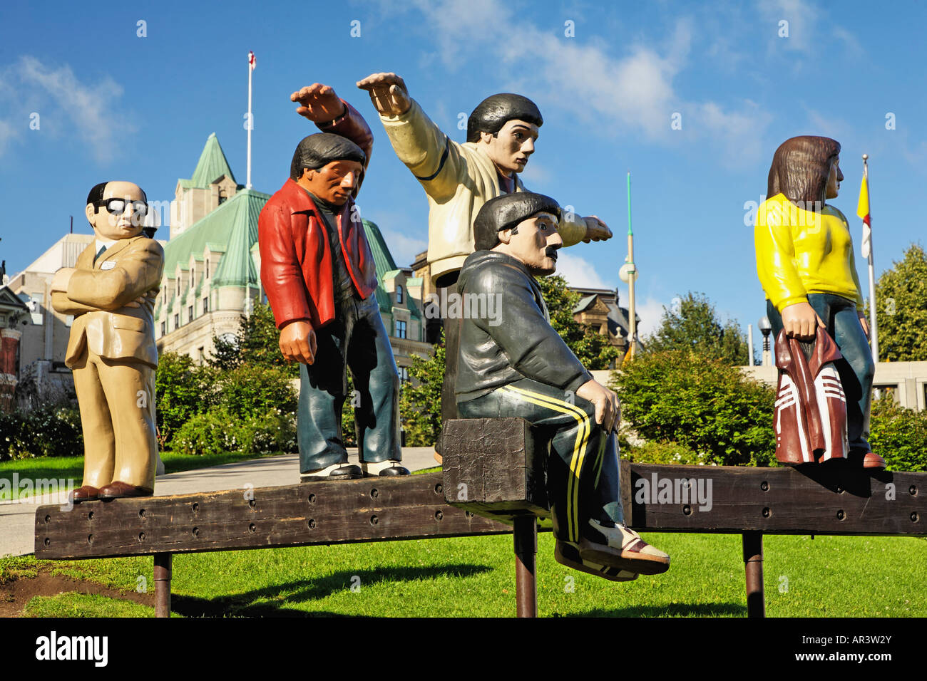 Il bilanciamento è una scultura ideato da John Hooper come una linguetta nella guancia commento su alcune persone Capitol, Québec, Canada Foto Stock