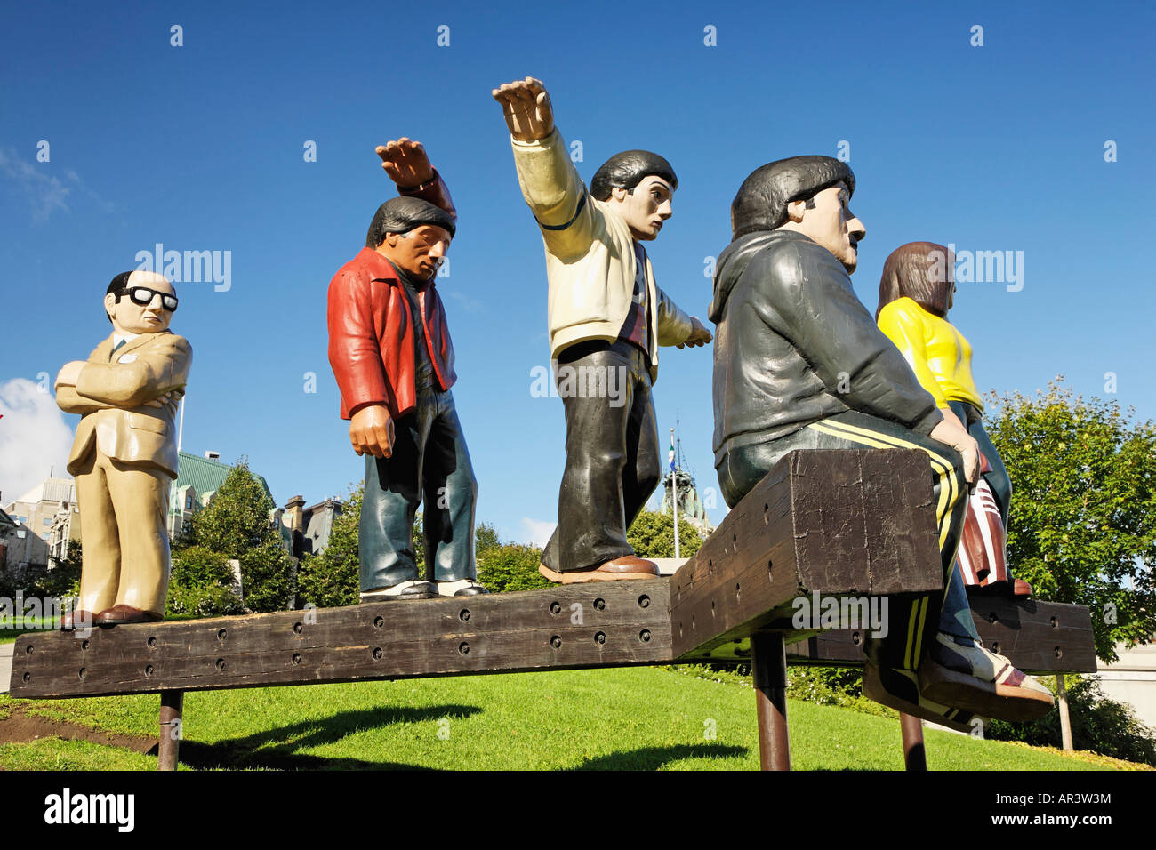 Il bilanciamento è una scultura ideato da John Hooper come una linguetta nella guancia commento su alcune persone Capitol, Québec, Canada Foto Stock