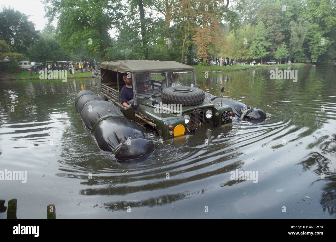 Centro storico 1963 APGP amphibious Land Rover con sacchi di galleggiamento di nuoto per commemorare Land Rover cinquantesimo anniversario nel 1998. Foto Stock