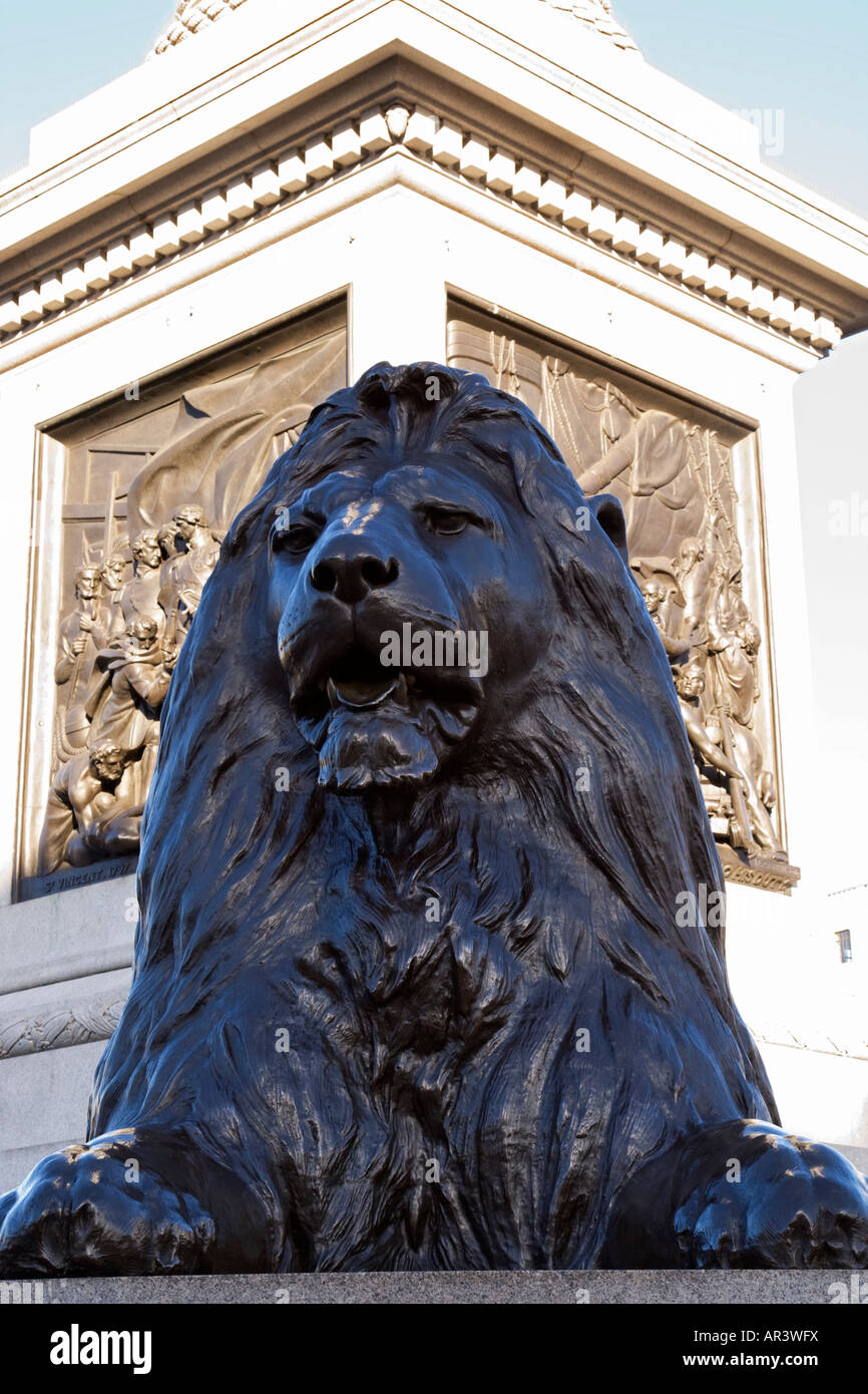 Leone di Bronzo a guardia di Nelson's Colonna a Londra,UK Foto Stock