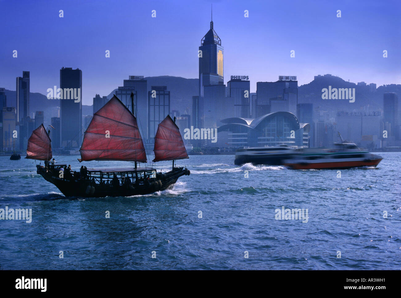 Nave di posta indesiderata e dello skyline di Hong Kong, Hong Kong, Cina Foto Stock